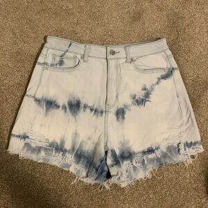 AMERICAN EAGLE Comfort Stretch Waistband Highest Rise Mom Short in Size 4